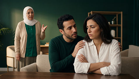 كيف تتعامل مع تدخل الأهل في الحياة الزوجية بدون ما تخسر بيتك؟